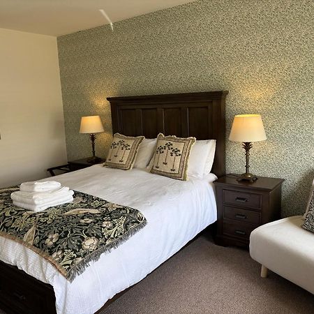 Blenkinsopp Castle Inn Greenhead Extérieur photo